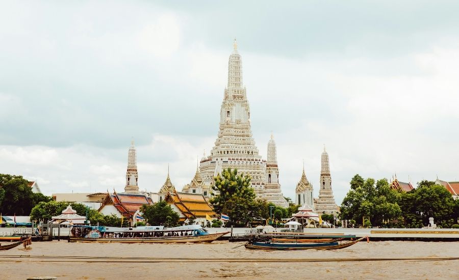 Wat Arun au bord du Chao Phraya à Bangkok