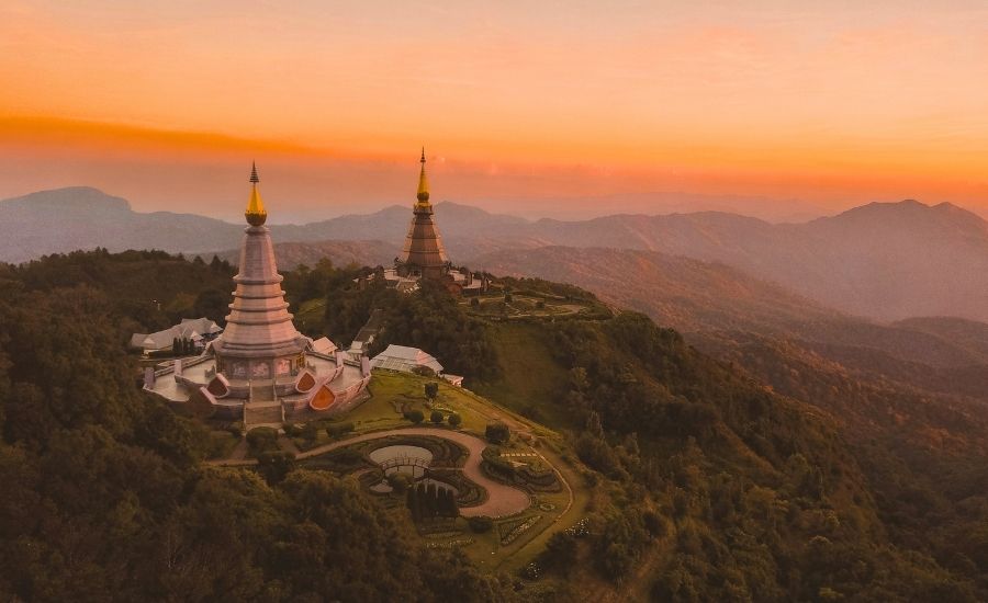 Pagodes jumelles du Doi Inthanon dans les montagnes