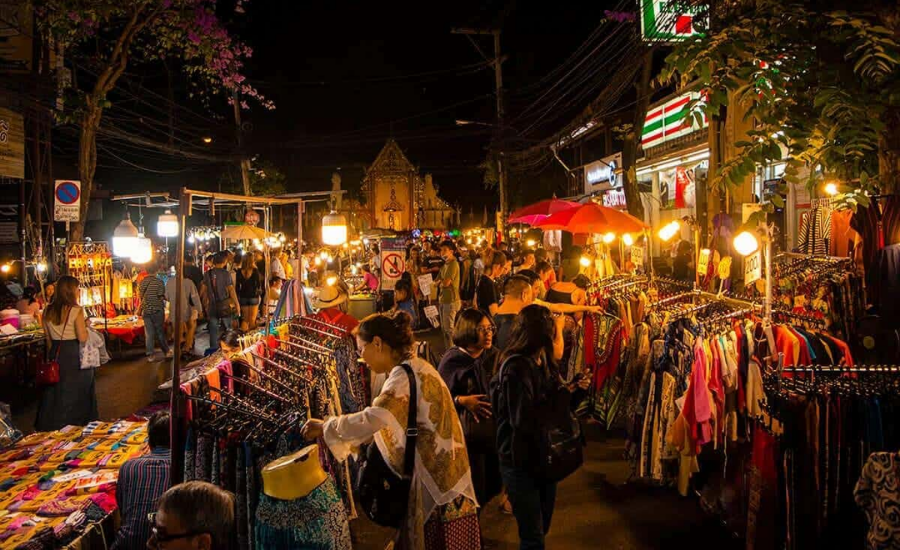 l'ambiance animée dans le marché nocture à Mae Hong Son