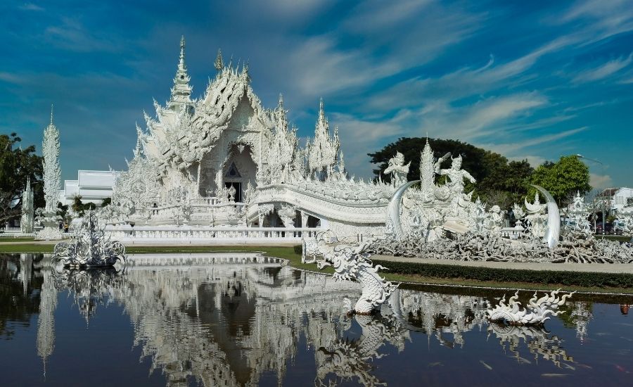 Reflets des ornements du Wat Rong Khun