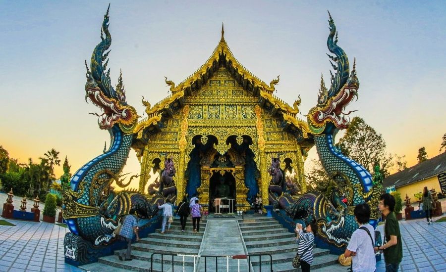 Intérieur du Temple Bleu à Chiang Rai