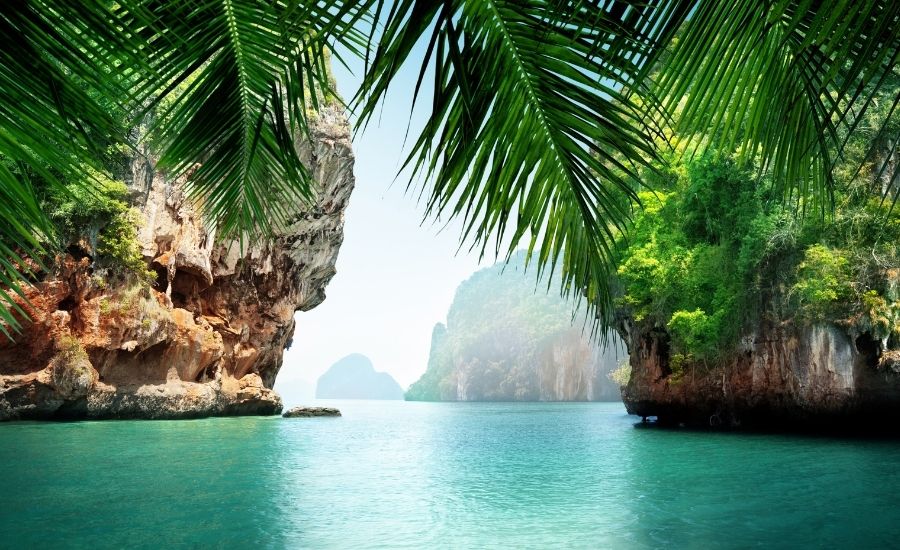 Plage de Railay à Krabi, falaises calcaires et eaux turquoise