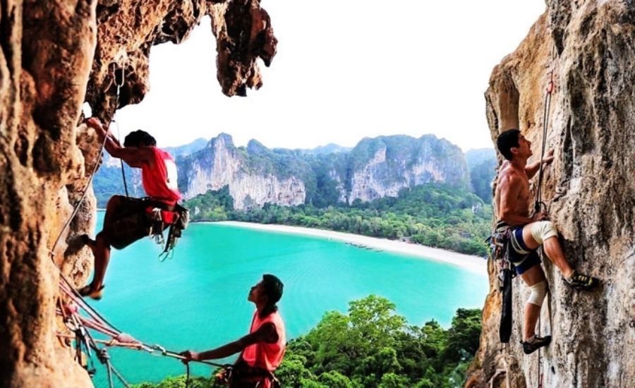 Escalade à Krabi au pied des falaises calcaires