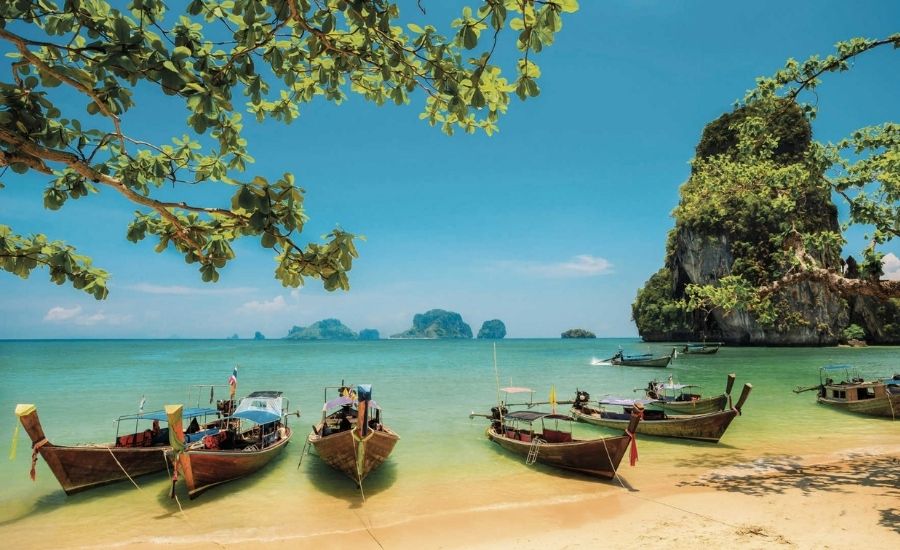 Phuket en Thaïlande, île tropicale aux plages et eaux turquoise