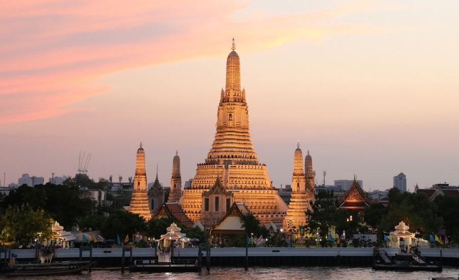 Wat Arun à Bangkok au bord du fleuve Chao Phraya