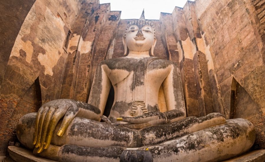 Wat Si Chum à Sukhothai, célèbre pour son immense statue de Bouddha assis