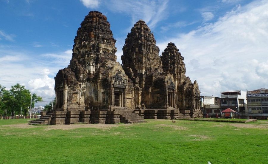phra prang sam yot - lopburi