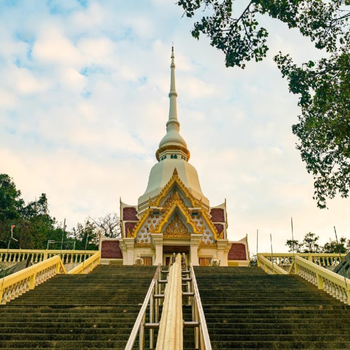 Wat-Khao-Takiap