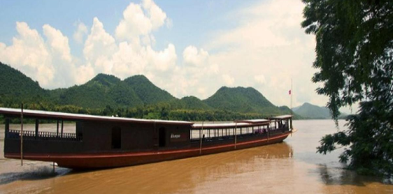 Jour 15 : Chiang Khong – Frontière Huay Xay – Pakbeng (B/L/D) Croisière partagé - Guide anglophone à bord