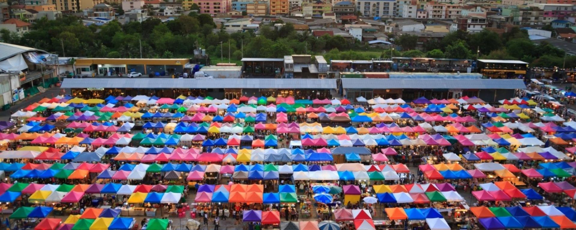 Marché de Talad Rot Faï Srinakarin à Bangkok