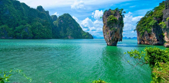 Jour 12 : Phuket - Koh Phi Phi en bateau (B) Excursion collective avec guide anglophone