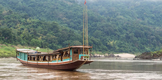 Jour 6 : Chiang Khong – Houay Xai – Pakbeng (B/L/D) Croisière partagée avec guide anglophone à bord