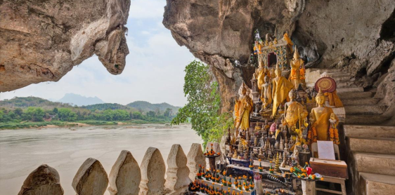 Jour 7 : Pakbeng – Luang Prabang (B/L) Croisière partagée avec guide anglophone à bord / Sans guide à Luang Prabang