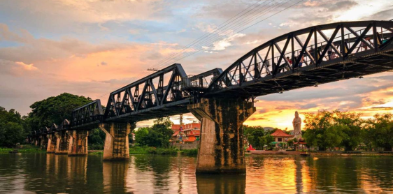 Jour 3 : Bangkok – Marché flottant de Damnoen Saduak – Kanchanaburi (B)