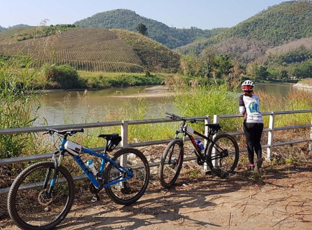 Balade en vélo au long de la  rivière Maekok 1 jour