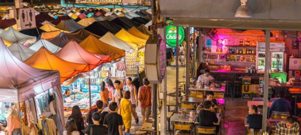 Marché de Talad Rot Faï Srinakarin à Bangkok