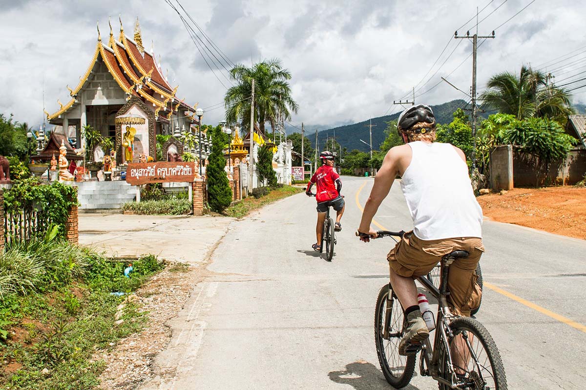 Journée de balade en vélo – Wat Rong Khun – Cascade de Khun Kon