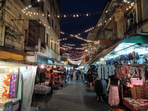 Bazar de nuit de Chiang Rai : une expérience incontournable pour les touristes