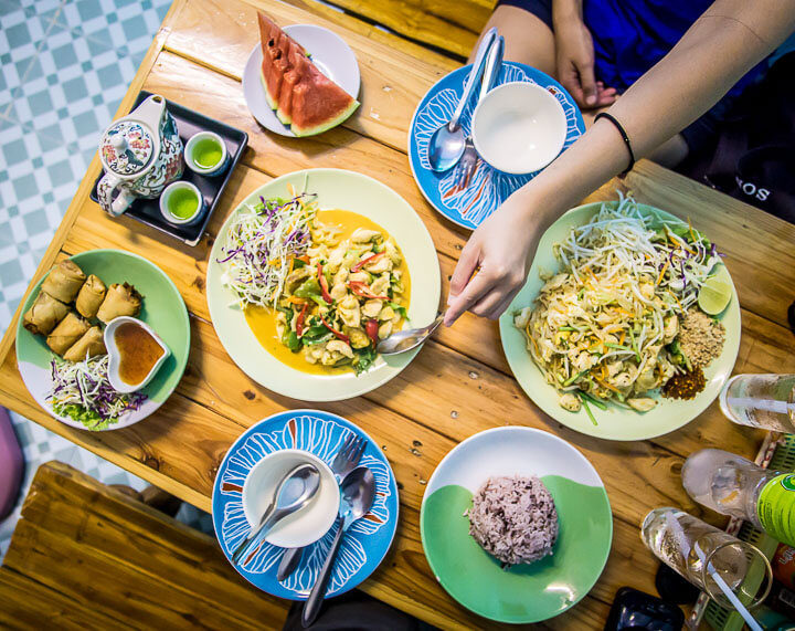 Etiquettes-en-thailande-table