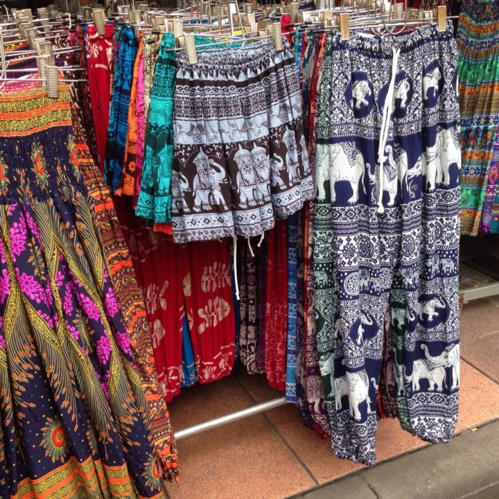 Quoi-acheter-a-Phuket-Pantalon-lephant-et-sarong-de-style-thaïlandais